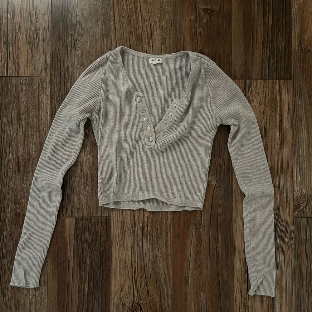 Super flattering garage top long sleeve slightly cropped